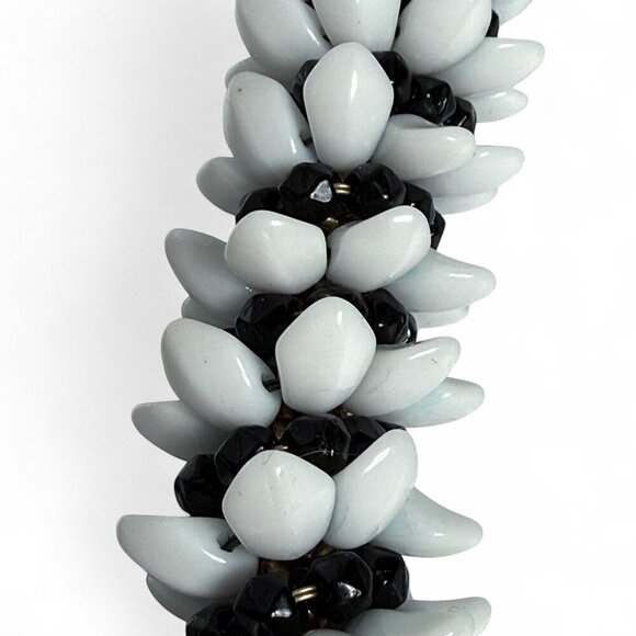 Vintage 1950s Milk Glass and Black Bead Necklace - Picture 5 of 11